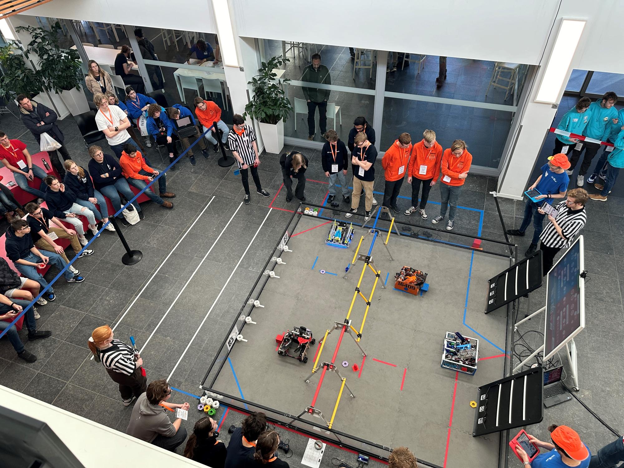 Europeiske STEM-ungdom bygger og programmerer avanserte roboter i Limburg