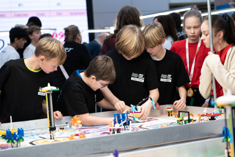 Hogeschool VIVES en Voka West-Vlaanderen inspireren jonge innovatoren met FIRST® LEGO® League