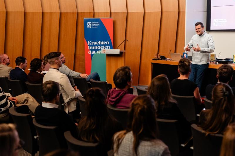 Professor Yannick Dillen stelt zijn nieuwste boek voor aan 40 groeiende ondernemers